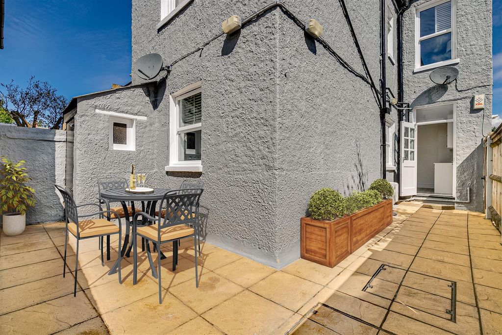 Property photo 3 of 8 Garden