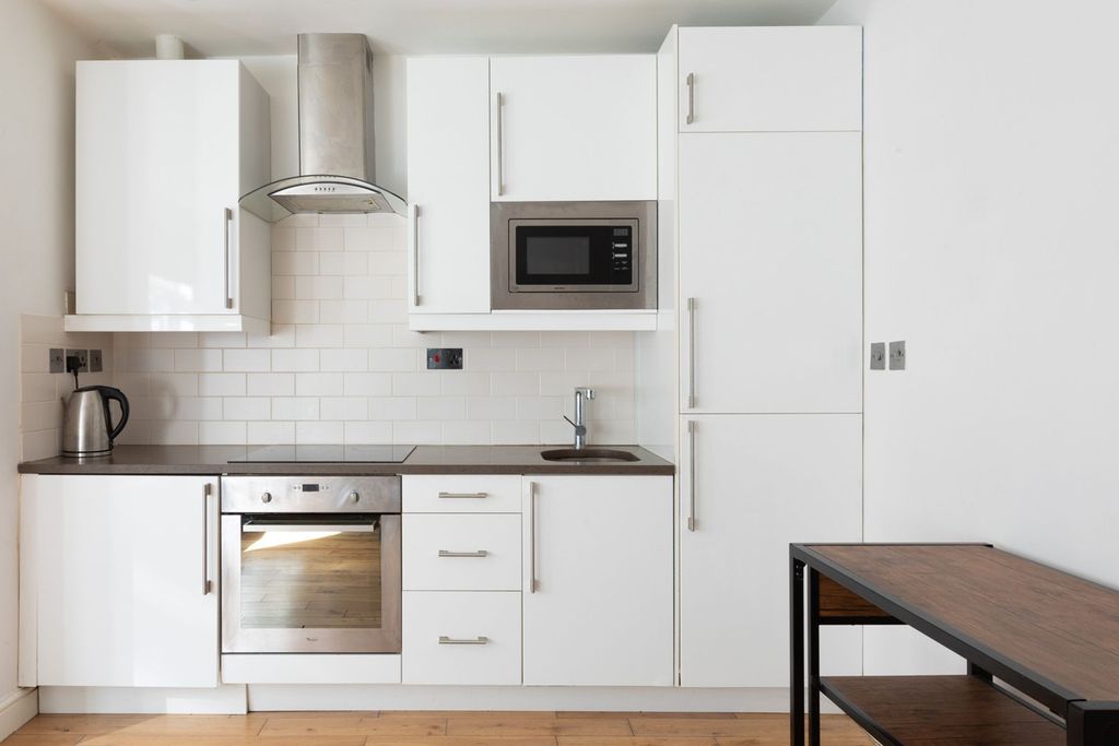 Property photo 3 of 10 Clarence Mews E5