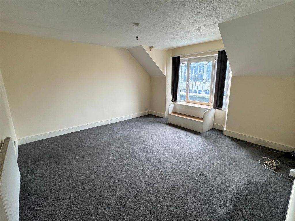 Property photo 2 of 6 Flat 3, 32A Cliff Road Lounge