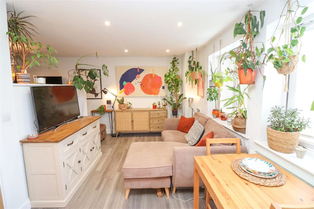 Property photo 3 of 12 Lounge/Kitchen