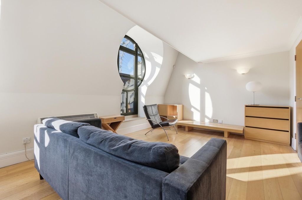 Property photo 1 of 25 Living Room