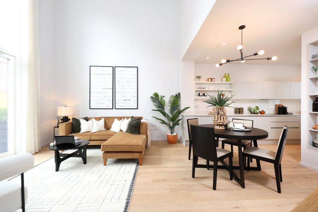 Property photo 3 of 13 Show Home