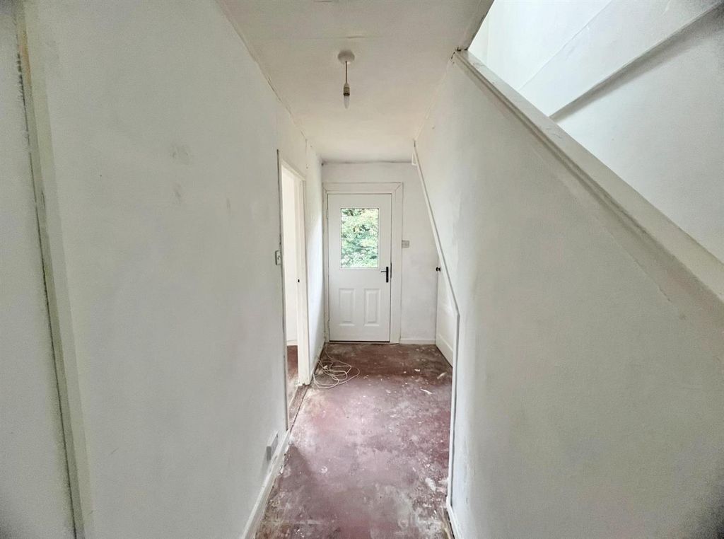 Property photo 3 of 20 Entrance Hall