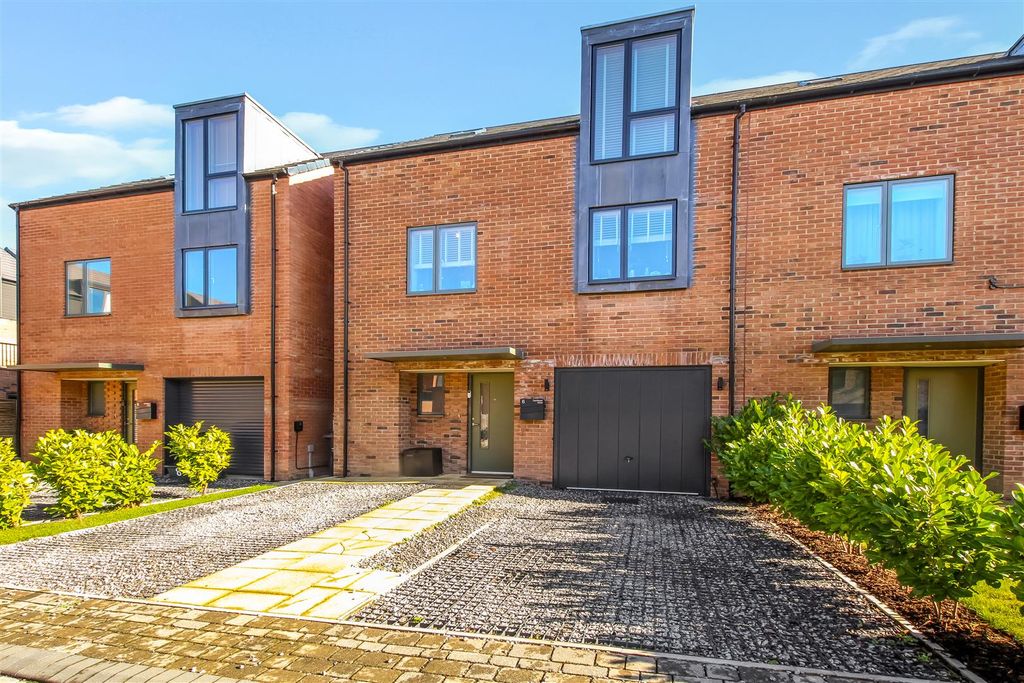Property photo 1 of 17 External