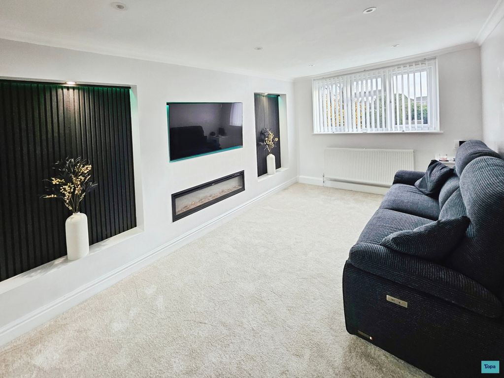 Property photo 2 of 16 Lounge