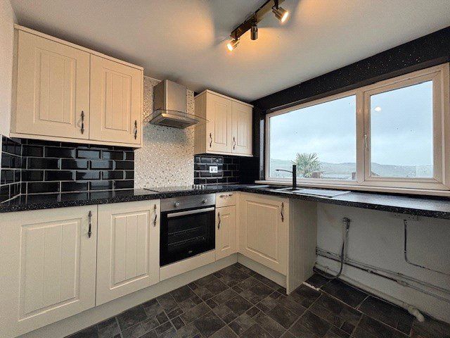 Property photo 3 of 12 Kitchen