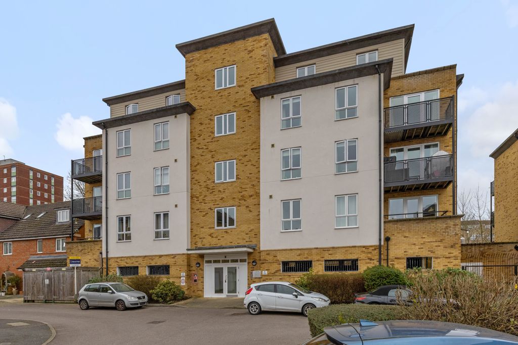 Property photo 1 of 12 17 Oval Court, Br3 - 12