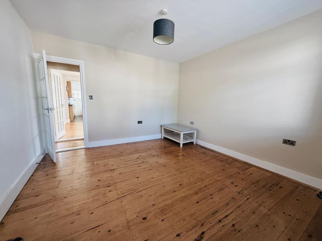 Property photo 2 of 10 4136072