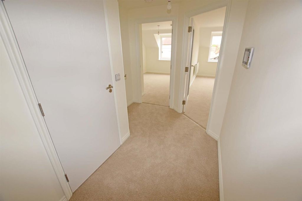 Property photo 3 of 11 Entrance Hall