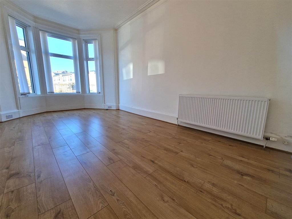 Property photo 3 of 12 Lounge