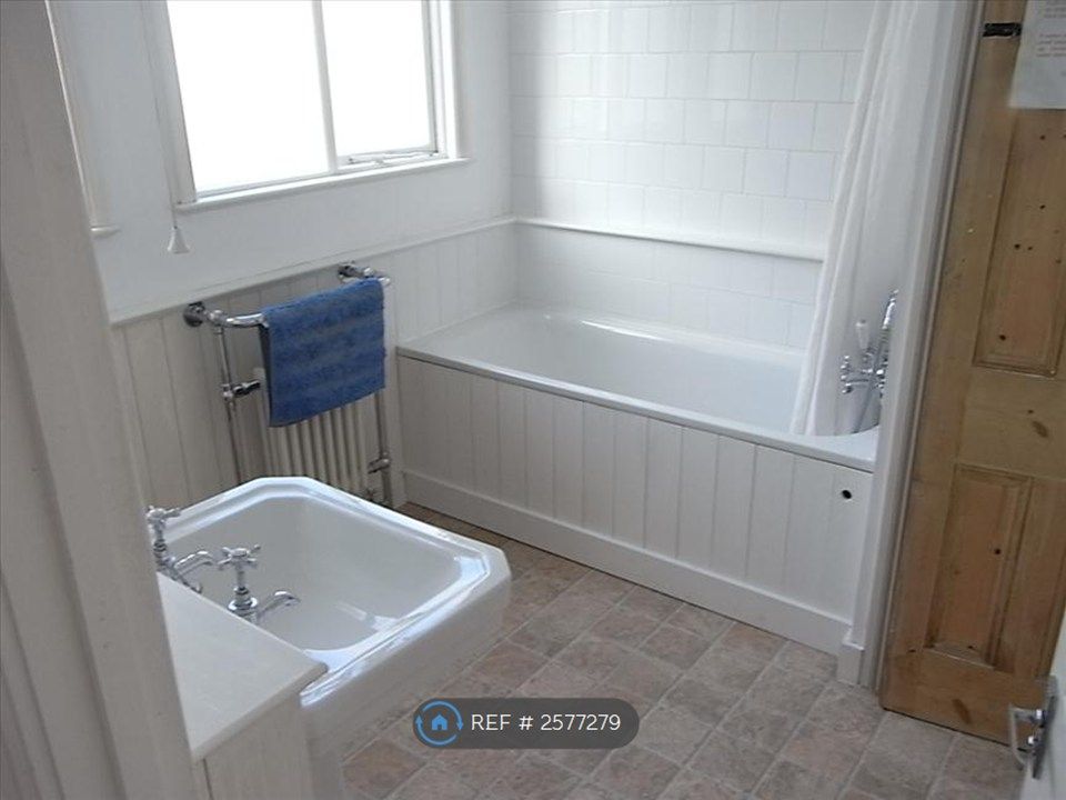Property photo 3 of 9 Bathroom
