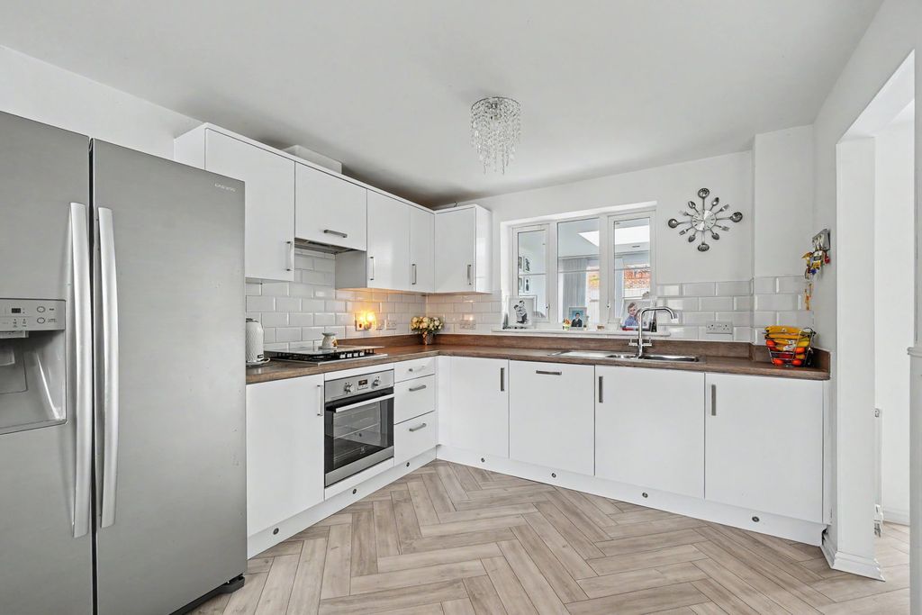 Property photo 2 of 31