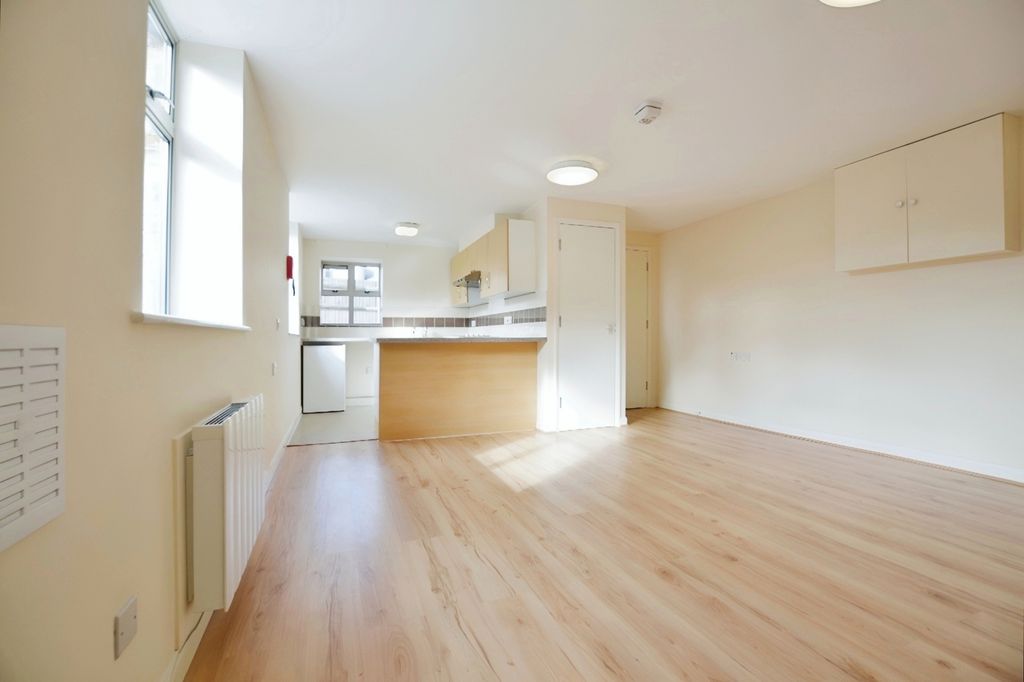 Property photo 1 of 4 81348Ea3-Living 2...