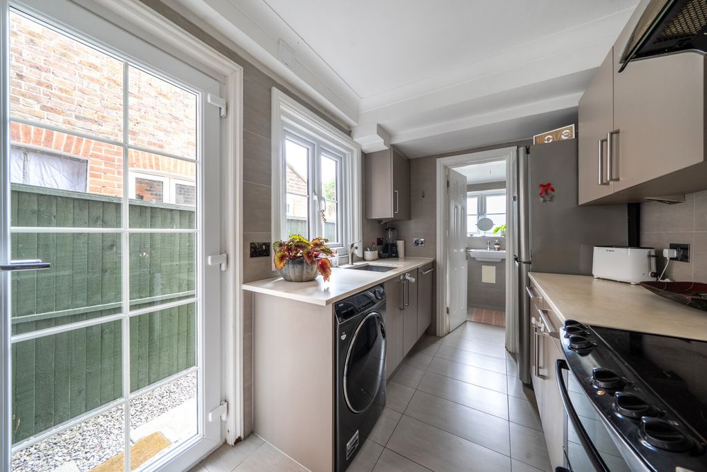 Property photo 3 of 11 1395105-12-694A75...