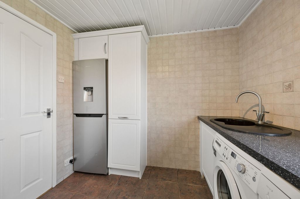 Property photo 3 of 18 Kitchen