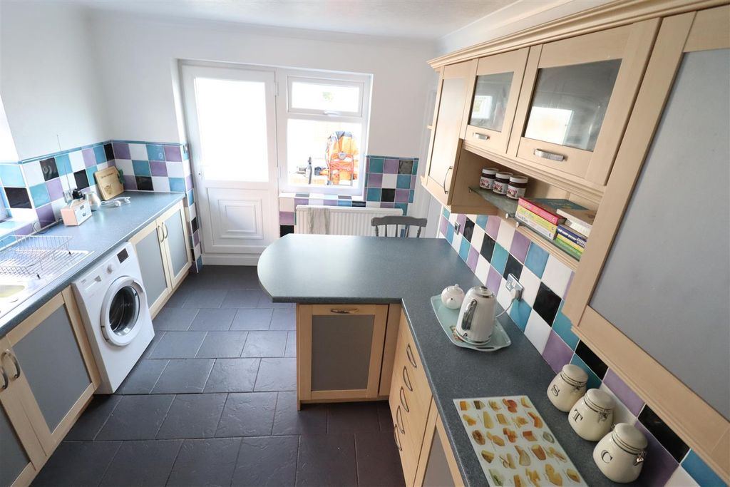 Property photo 3 of 19 Breakfast Kitchen