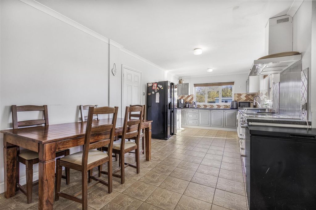 Property photo 2 of 25 Kitchen/Breakfast Room