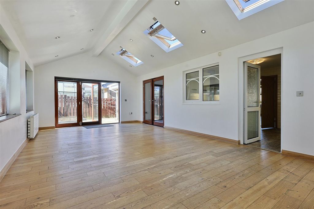 Property photo 2 of 26 B78D5E94-9235-454F-9D6C-4833A9E8E308_1_201_A.Jpeg