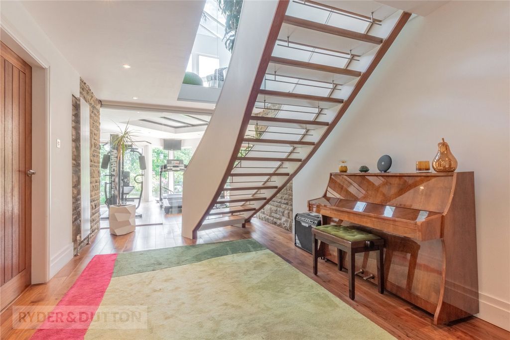 Property photo 2 of 31 Lobby