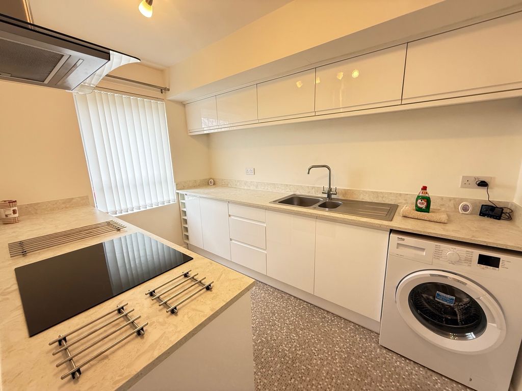 Property photo 2 of 6 Kitchen