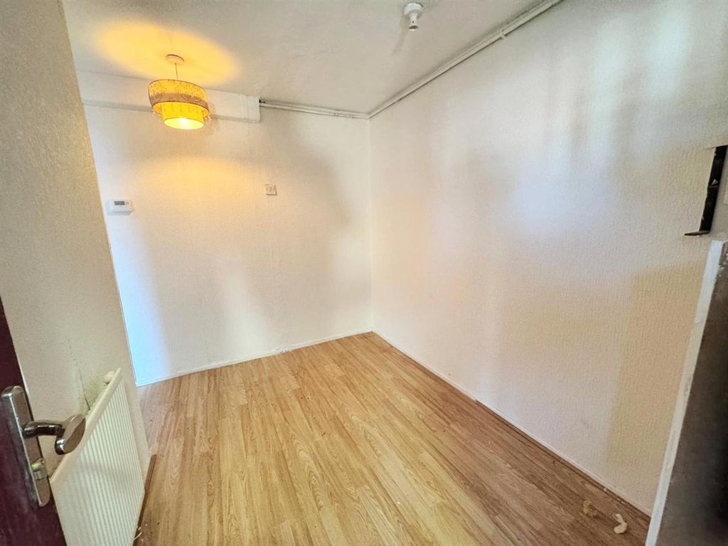 Property photo 3 of 8 Entrance Hall