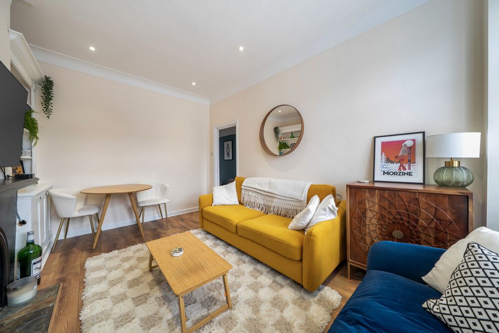 Property photo 1 of 12 1415226-11-698F32...