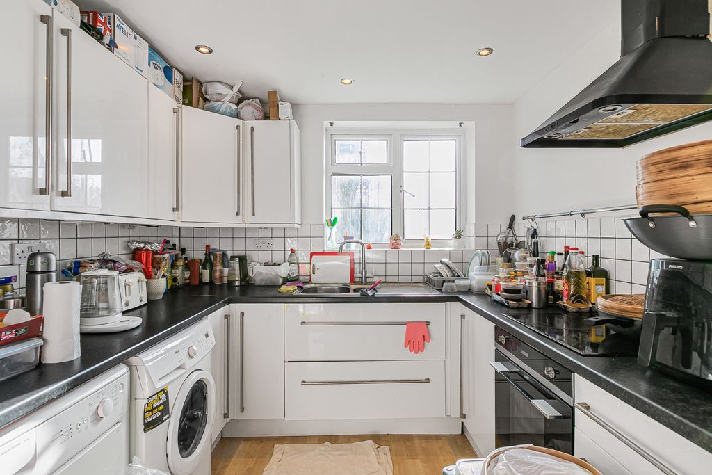 Property photo 3 of 9 Kitchen