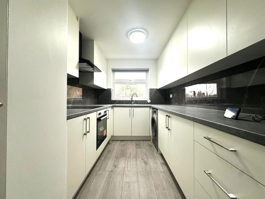 Property photo 1 of 4 Kitchen