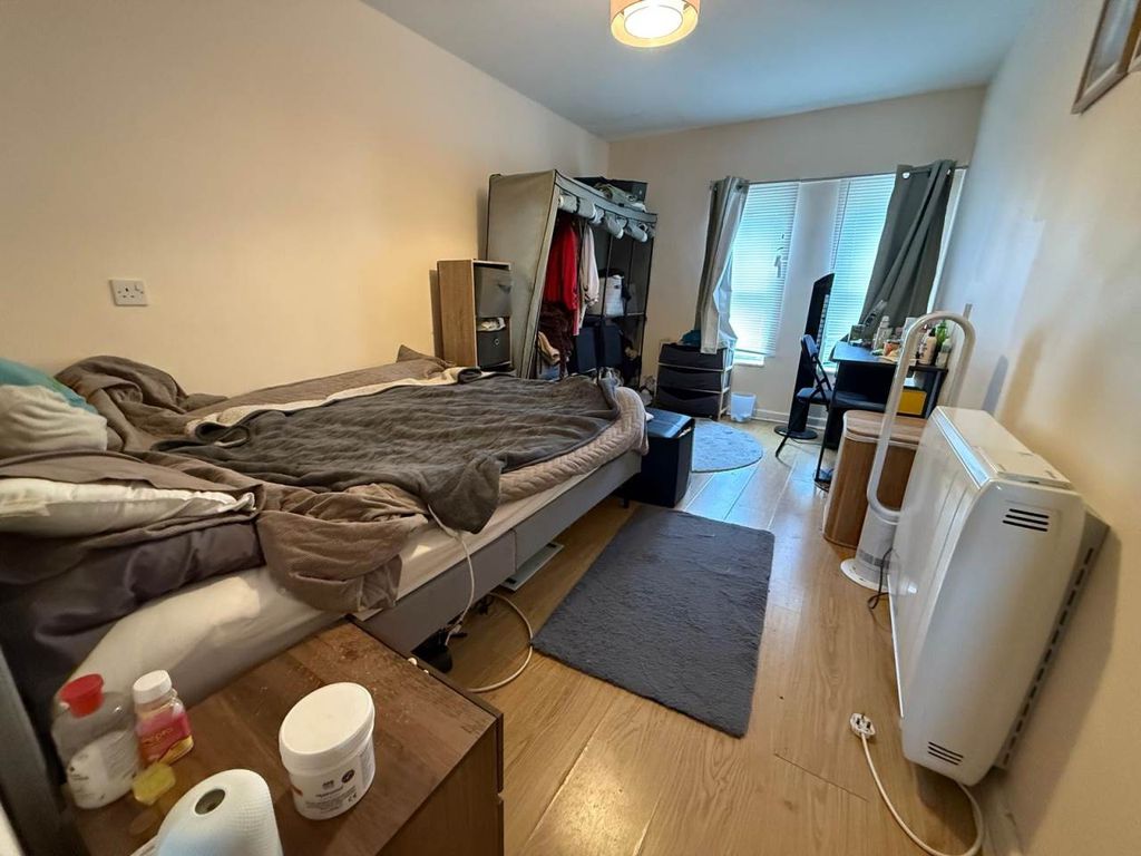 Property photo 3 of 6 Bedroom