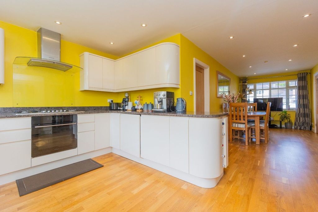 Property photo 1 of 32