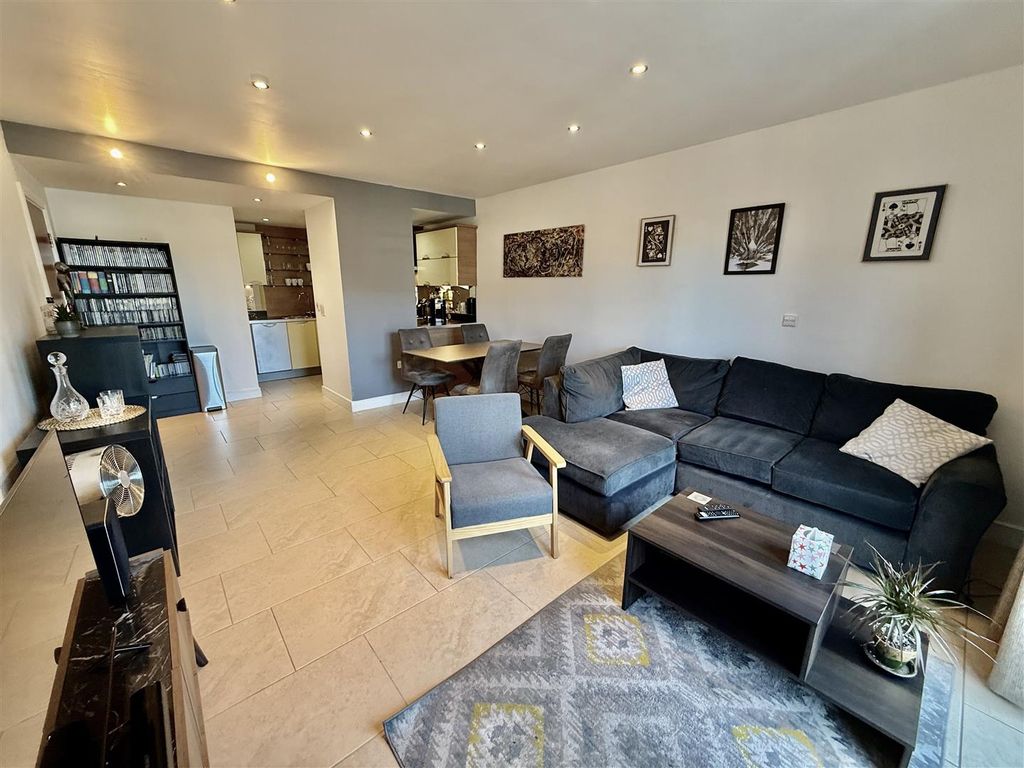 Property photo 2 of 16 Lounge/Kitchen