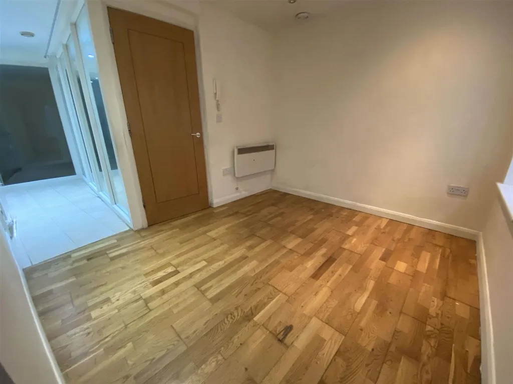 Apartment in Bristol BS1 - View 3