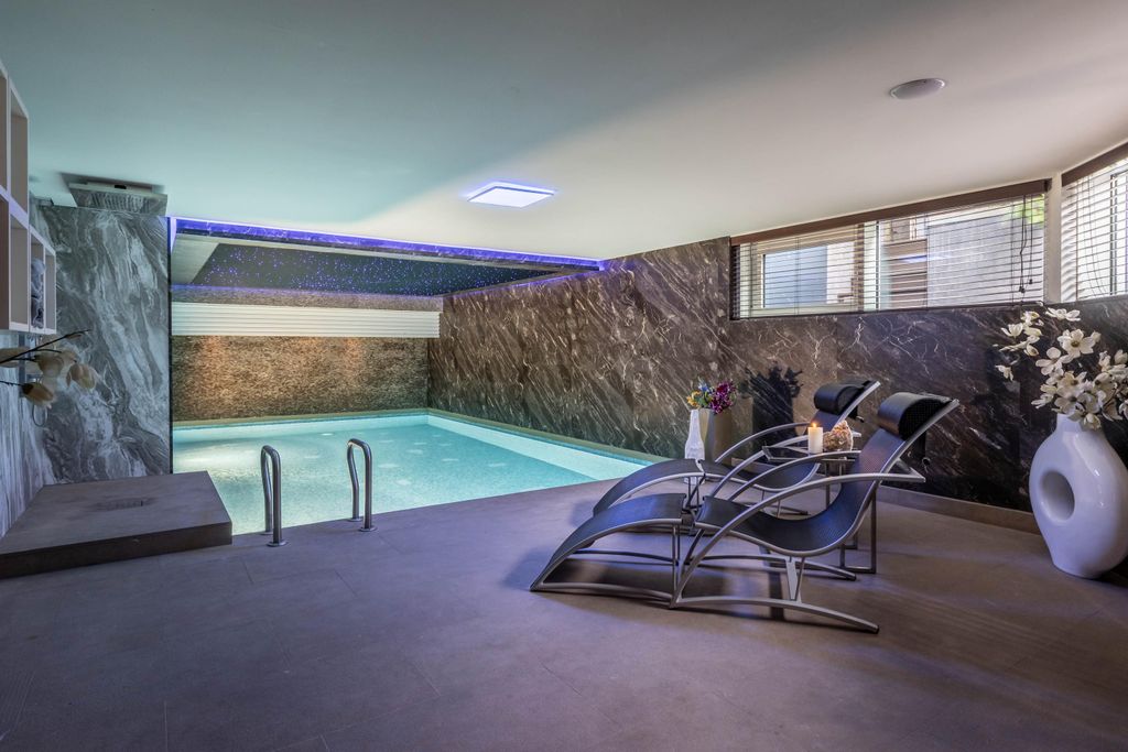 Property photo 2 of 63