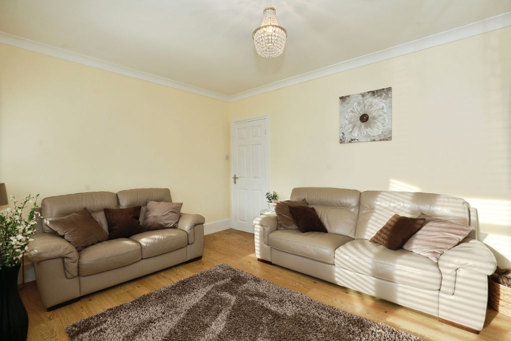 Property photo 3 of 20 Lounge