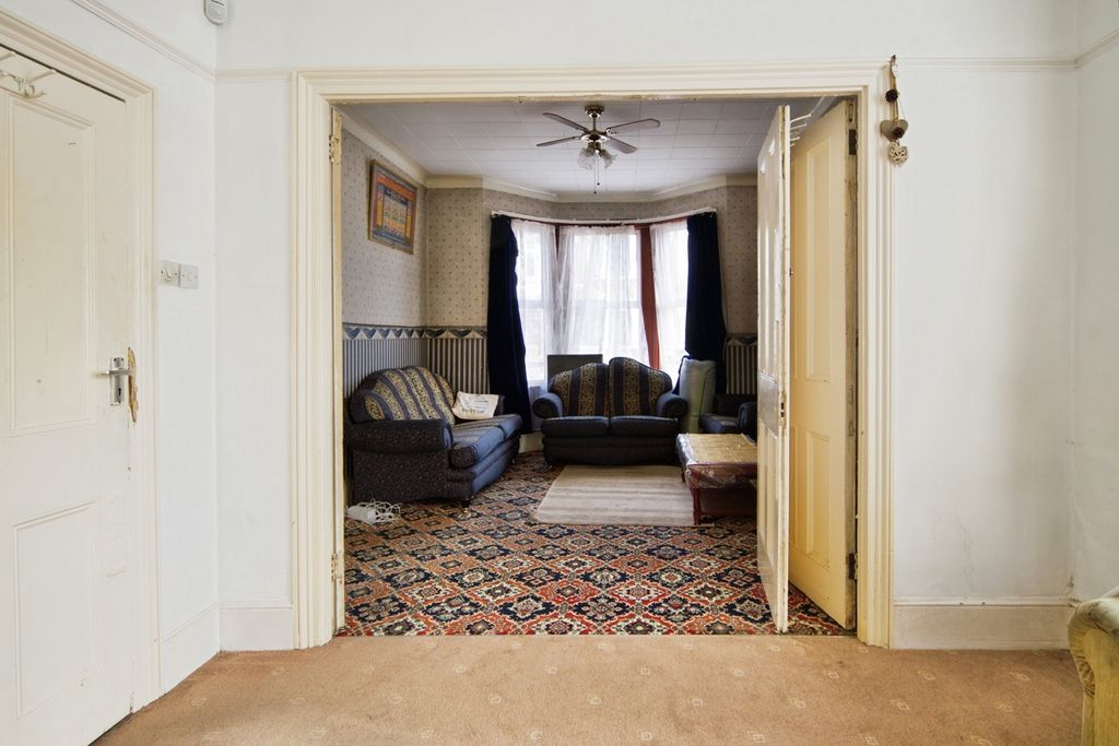 Property photo 3 of 18 Pbox-Img.Jpg