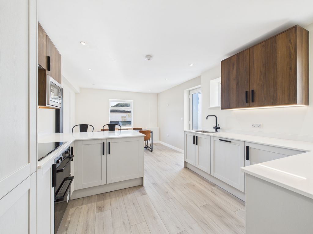 Property photo 3 of 7 Communal Kitchen (4)