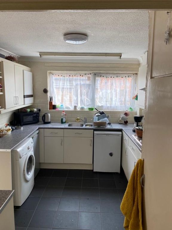 Property photo 3 of 16 Kitchen 1