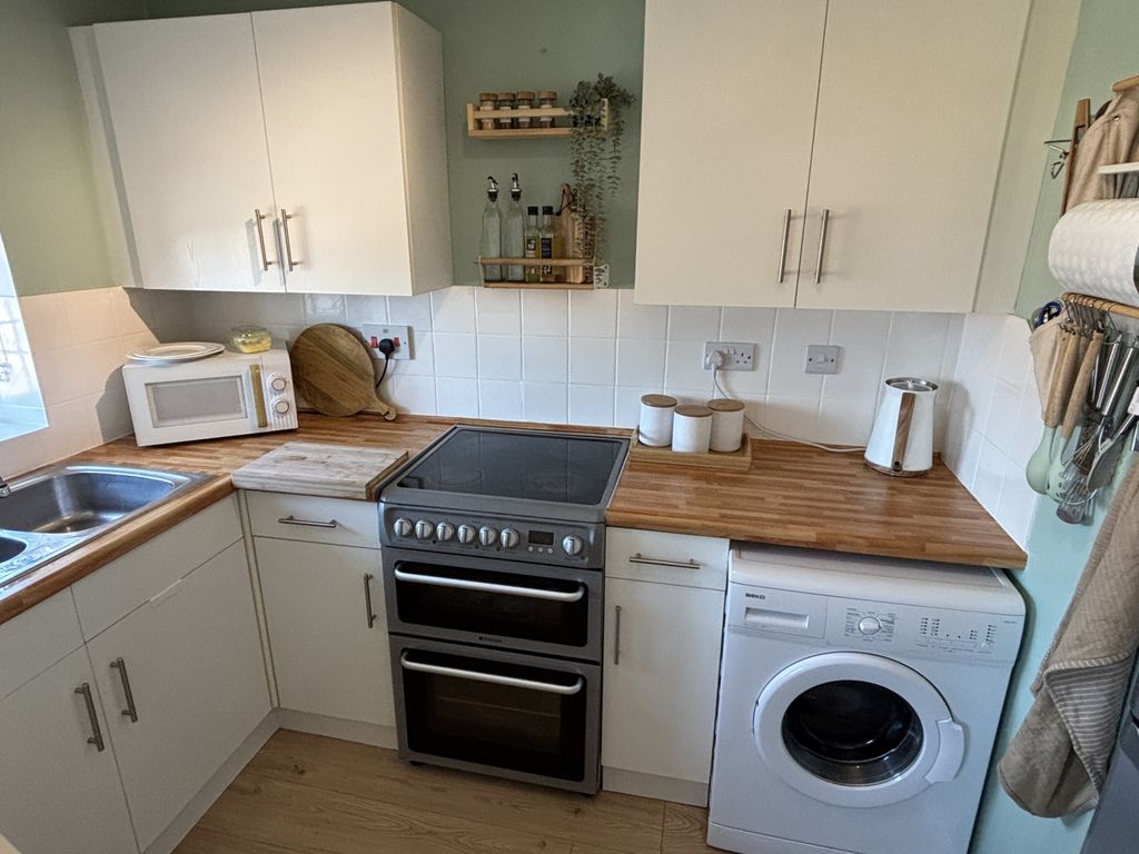 Property photo 3 of 19 Kitchen 8 Fairfield