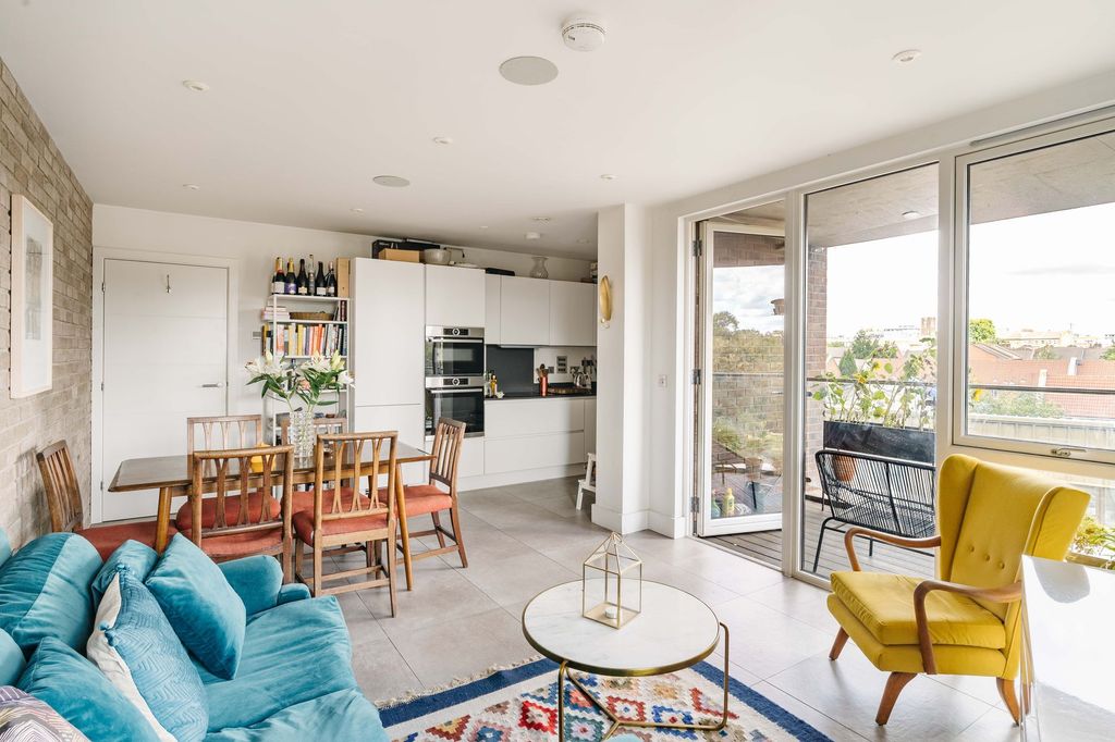 Property photo 1 of 16 Wadeson Street E2