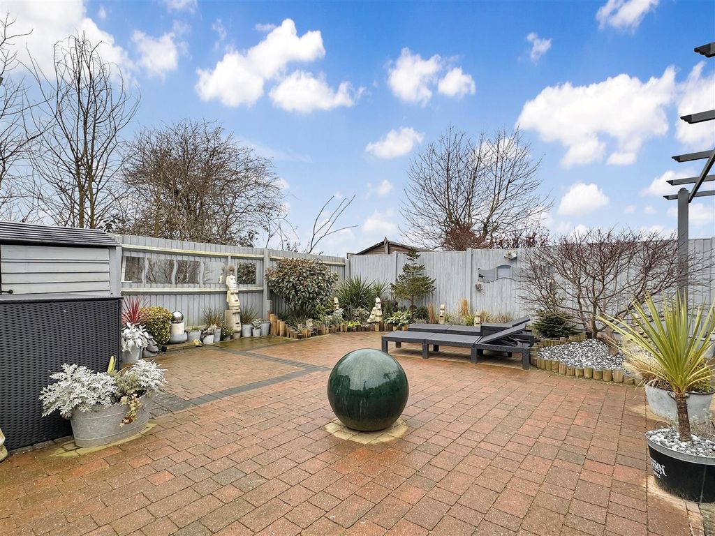 Property photo 3 of 25 Landscaped Garden 506