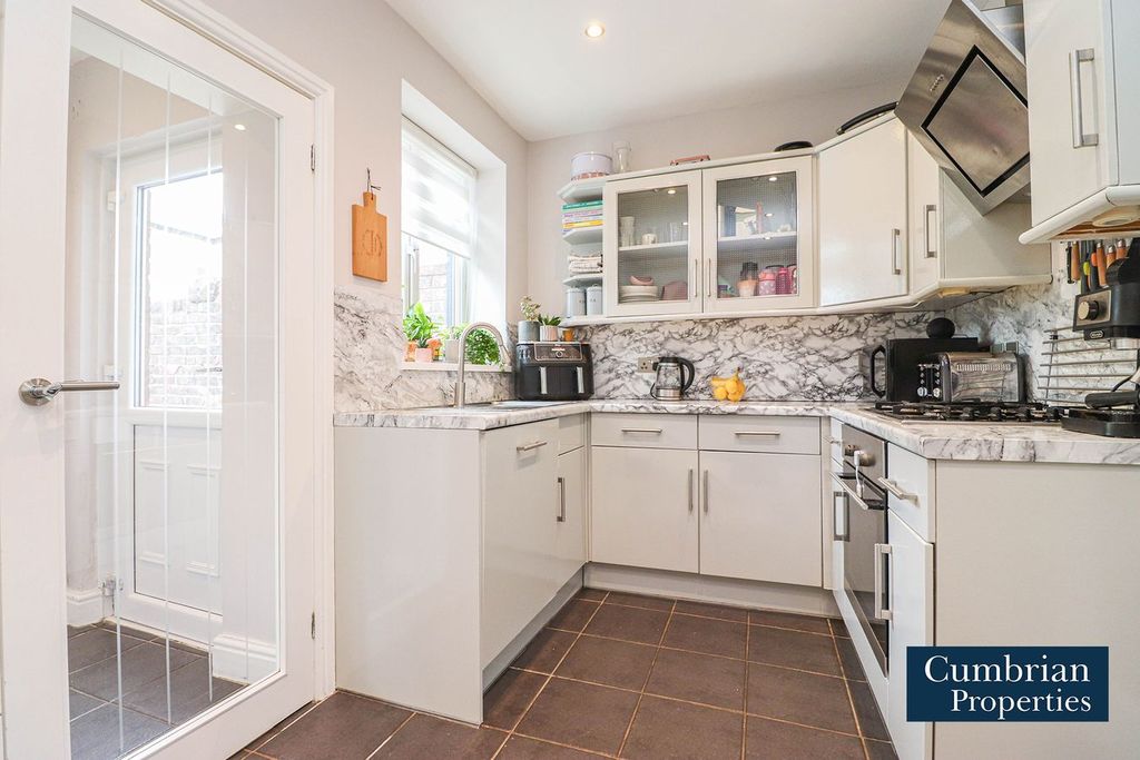 Property photo 2 of 16 Dining Kitchen