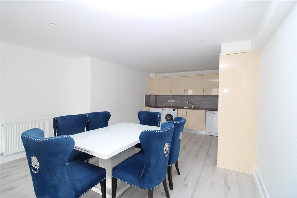 Property photo 3 of 12 Kitchen