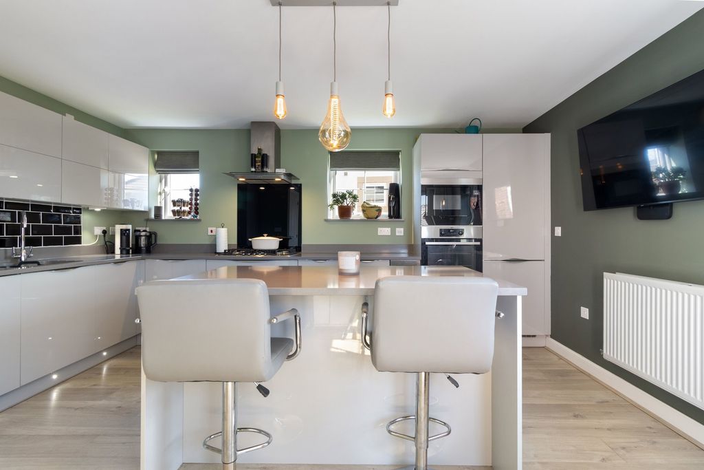 Property photo 2 of 25