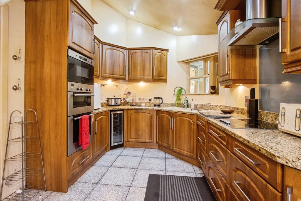 Property photo 3 of 17 Kitchen/Dining Room