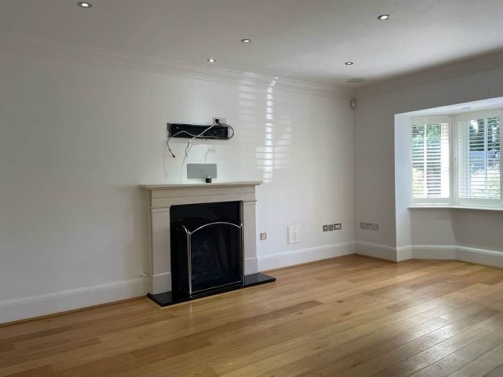 Property photo 3 of 19 Living Room