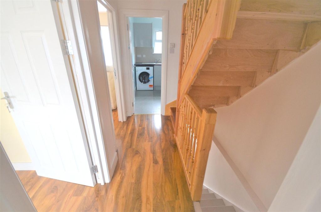 Property photo 3 of 9 Gallery