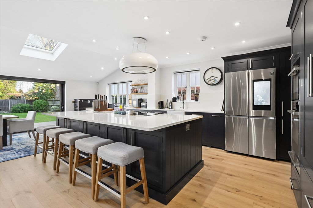 Property photo 2 of 19 Image