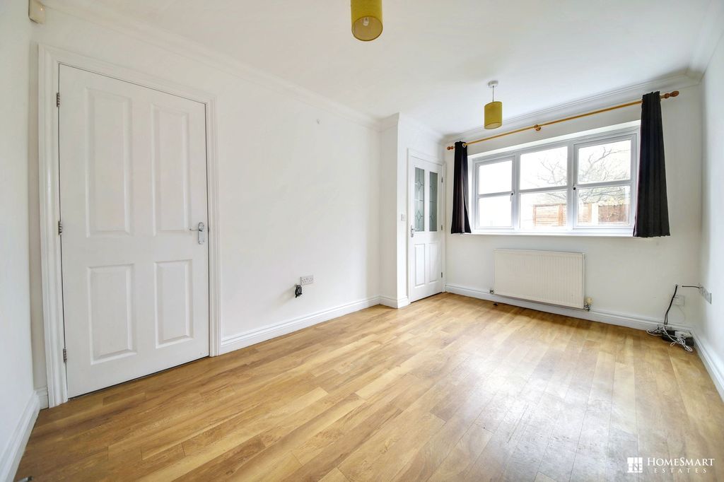 Property photo 2 of 16 Lounge