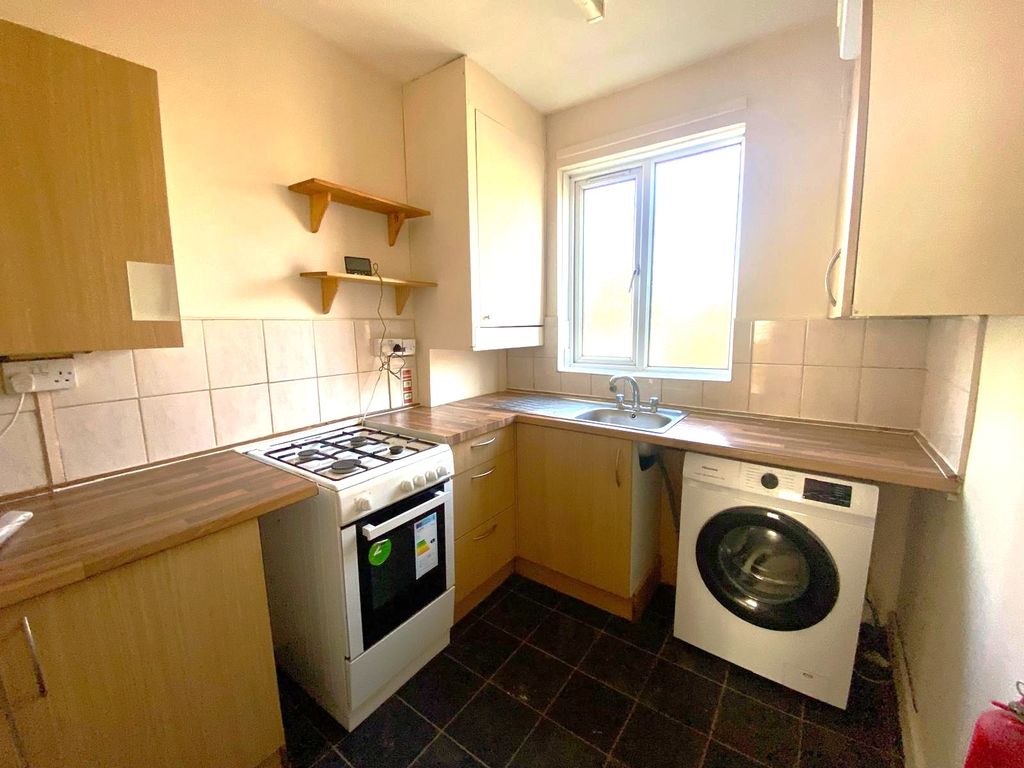 Property photo 3 of 8 120 / 120A High Street, Yiewsley, Ub7 7Bd