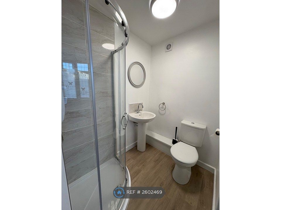 Property photo 3 of 8 Ensuite To Upstairs Bedroom